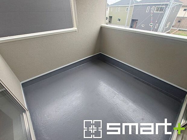 ～屋根付きのバルコニー～ ・バルコニーは屋根付きなので急な雨でも安心です。 ・奥行きもあるので洗濯物が干しやすいのも嬉しいポイントですね。 