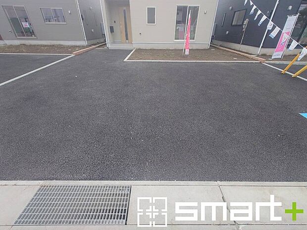～駐車場は2台分ご用意～ ・駐車場は2台分ございますので、車通勤の方や複数台お持ちの方にもお勧めのお住まいです。 ・カーポートなどのオプションもお気軽にご相談くださいませ。 