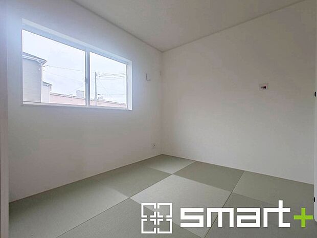 ～使い勝手の良い「和洋室」～ ・畳敷きに建具は洋風、というハイブリッド型の「和洋室」。和室と洋室の良い所を組み合わせたお部屋です。 ・やはり畳の香りは心が落ち着きますね。 