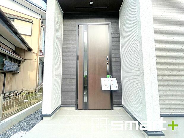 ~お住まいの顔「玄関」~ ・玄関ドアの上にはもちろん軒がございますので、雨の日でも濡れずに鍵の開閉が可能です。 ・鍵は防犯性に優れたディンプルキーを採用。