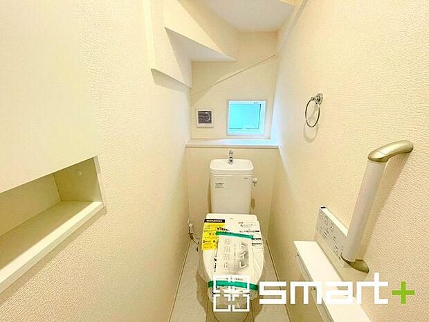 ~やはり便利なタンク式トイレ~ ・最近はタンクレストイレもございますが、タンク式の場合は停電時もお水を流すことが可能。 ・故障時なども比較的費用が安くなるなど、メリットが多くなります。