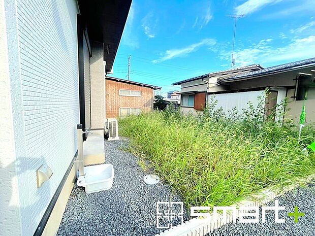 ~お庭もある余裕の敷地~ ・広々した敷地にはお庭もご用意。お庭があるだけで余裕を感じますね。 ・防草シートや人工芝の敷設などのオプションもお気軽にご相談くださいませ。