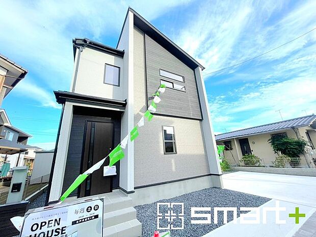 ~閑静な住宅街の立地~ ・周辺は閑静な住宅街となっておりますので、静かな暮らしをご実現いただけます。 ・前面道路の交通量も多くないので、小さなお子様がいるご家庭でもご安心ですね。