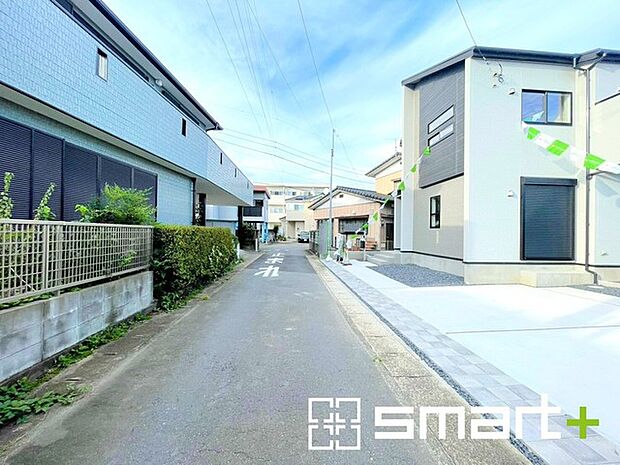 ~十分な広さのある前面道路~ ・前面道路は約4mございますので、お車でのすれ違いも可能で余計なストレスがかかりません。 ・日々お車での移動が多い方には大切なポイントですね。