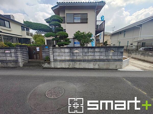 ～閑静な住宅街の立地～ ・周辺は閑静な住宅街となっておりますので、静かな暮らしをご実現いただけます。 ・前面道路の交通量も多くないので、小さなお子様がいるご家庭でもご安心ですね。