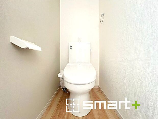 ~やはり便利なタンク式トイレ~ ・最近はタンクレストイレもございますが、タンク式の場合は停電時もお水を流すことが可能。 ・故障時なども比較的費用が安くなるなど、メリットが多くなります。
