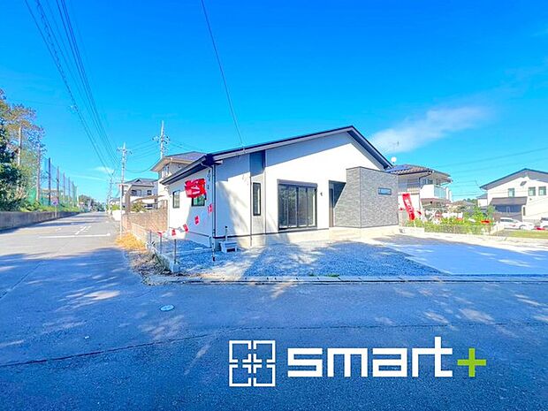 ~閑静な住宅街の立地~ ・周辺は閑静な住宅街となっておりますので、静かな暮らしをご実現いただけます。 ・前面道路の交通量も多くないので、小さなお子様がいるご家庭でもご安心ですね。