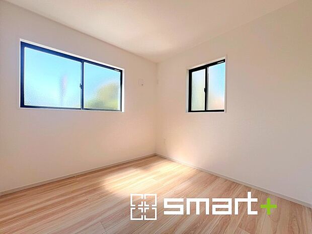 ~2面採光の明るいお部屋~ ・洋室は2面採光とする事で穏やかな陽の入る明るい空間となっております。 ・くつろぎのプライベート時間を明るい空間で穏やかにお過ごしいただけます。