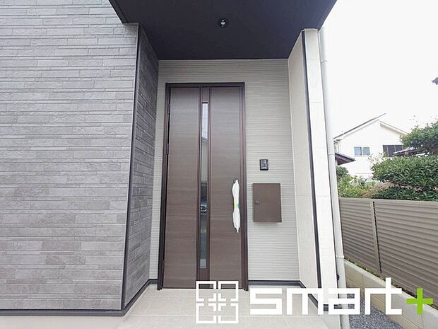 ~お住まいの顔「玄関」~ ・玄関ドアの上にはもちろん軒がございますので、雨の日でも濡れずに鍵の開閉が可能です。 ・鍵は防犯性に優れたディンプルキーを採用。