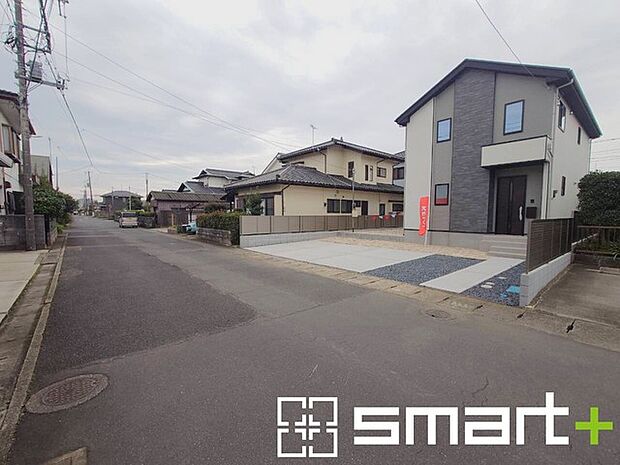 ~閑静な住宅街の立地~ ・周辺は閑静な住宅街となっておりますので、静かな暮らしをご実現いただけます。 ・前面道路の交通量も多くないので、小さなお子様がいるご家庭でもご安心ですね。