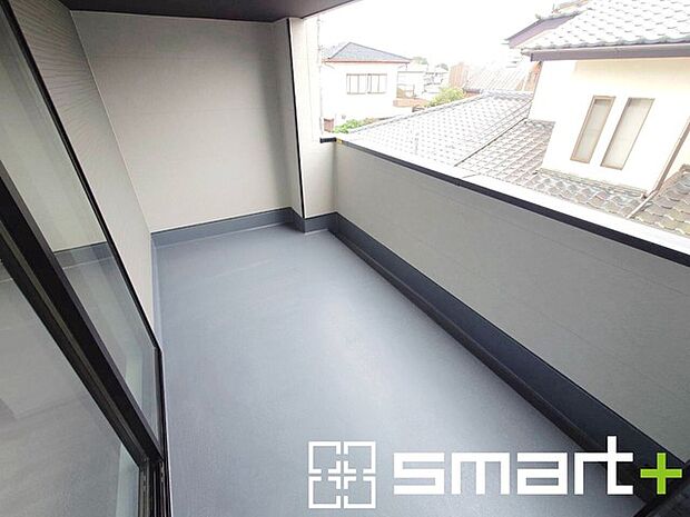~屋根付きのバルコニー~ ・バルコニーは屋根付きなので急な雨でも安心です。 ・奥行きもあるので洗濯物が干しやすいのも嬉しいポイントですね。