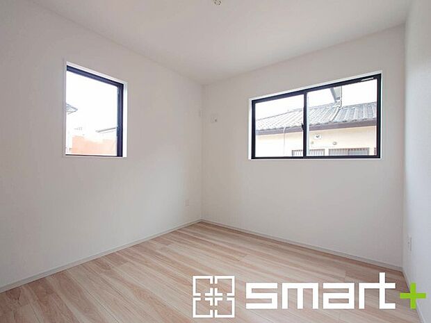 ~2面採光の明るいお部屋~ ・洋室は2面採光とする事で穏やかな陽の入る明るい空間となっております。 ・くつろぎのプライベート時間を明るい空間で穏やかにお過ごしいただけます。