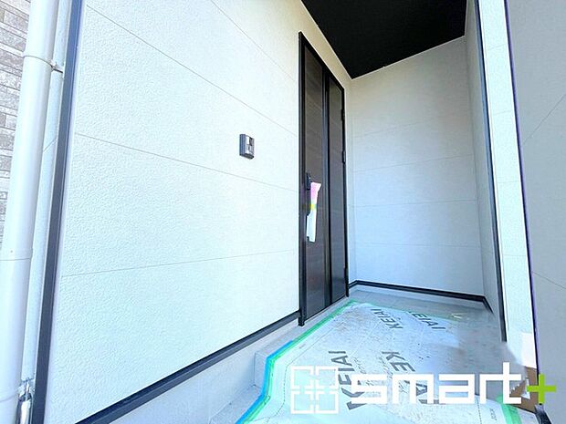 ~お住まいの顔「玄関」~ ・玄関ドアの上にはもちろん軒がございますので、雨の日でも濡れずに鍵の開閉が可能です。 ・鍵は防犯性に優れたディンプルキーを採用。