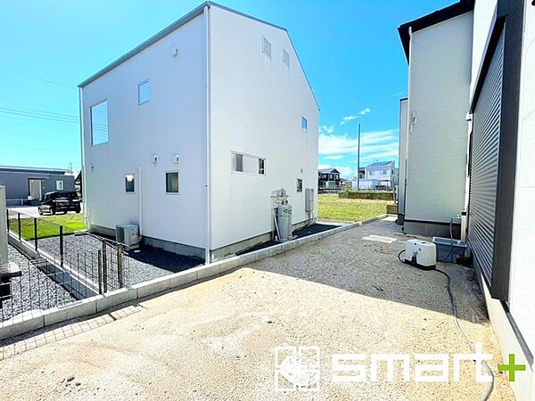～お庭もある余裕の敷地～ ・広々した敷地にはお庭もご用意。お庭があるだけで余裕を感じますね。 ・防草シートや人工芝の敷設などのオプションもお気軽にご相談くださいませ。
