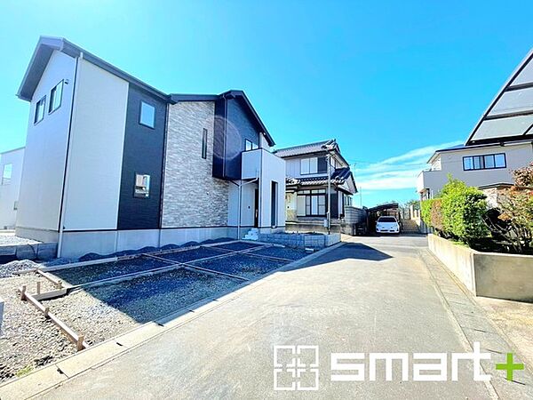 ～閑静な住宅街の立地～ ・周辺は閑静な住宅街となっておりますので、静かな暮らしをご実現いただけます。 ・前面道路の交通量も多くないので、小さなお子様がいるご家庭でもご安心ですね。