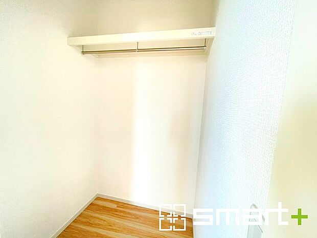 ~ちょっとした空間も有効活用~ ・廊下も無駄にせずしっかりと収納をご用意。ちょっとしたスペースも無駄にしません。 ・掃除機など意外と置場に困る物もしっかりと収納可能です。