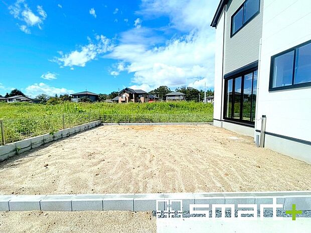 ~お庭もある余裕の敷地~ ・広々した敷地にはお庭もご用意。お庭があるだけで余裕を感じますね。 ・防草シートや人工芝の敷設などのオプションもお気軽にご相談くださいませ。