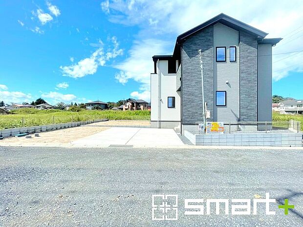 ~閑静な住宅街の立地~ ・周辺は閑静な住宅街となっておりますので、静かな暮らしをご実現いただけます。 ・前面道路の交通量も多くないので、小さなお子様がいるご家庭でもご安心ですね。