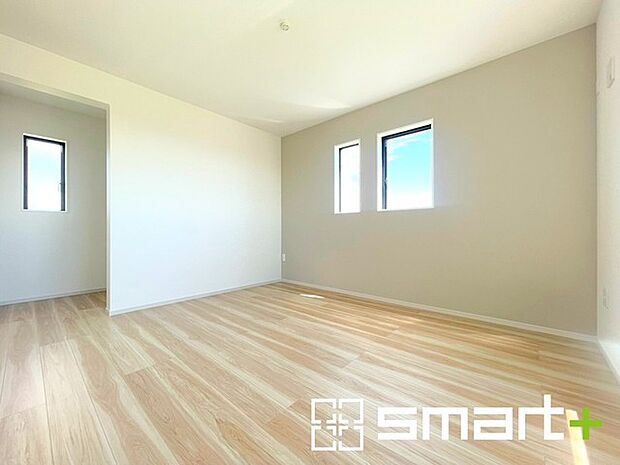 ~2面採光の明るいお部屋~ ・洋室は2面採光とする事で穏やかな陽の入る明るい空間となっております。 ・くつろぎのプライベート時間を明るい空間で穏やかにお過ごしいただけます。
