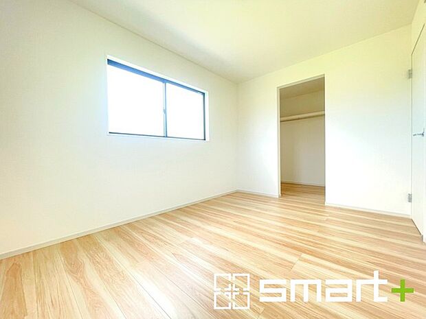 ~ウォークインクローゼットのあるお部屋~ ・各お部屋に人気のウォークインクローゼットをご用意。季節物や趣味の道具などもスッキリと収納が可能です。 ・最近流行りの収納術などもぜひご活用くださいませ。