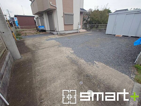 ～駐車場は3台分ご用意～ ・駐車場は3台分ございますので、車通勤の方や複数台お持ちの方にもお勧めのお住まいです。 ・ご来客の際も安心の余裕の敷地です。