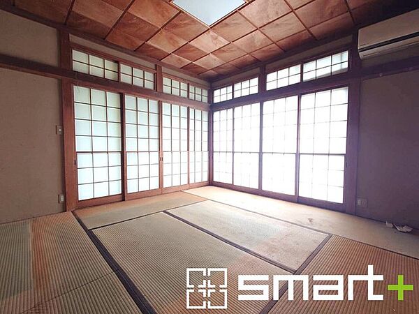 ～2面採光の明るいお部屋～ ・洋室は2面採光とする事で穏やかな陽の入る明るい空間となっております。 ・くつろぎのプライベート時間を明るい空間で穏やかにお過ごしいただけます。