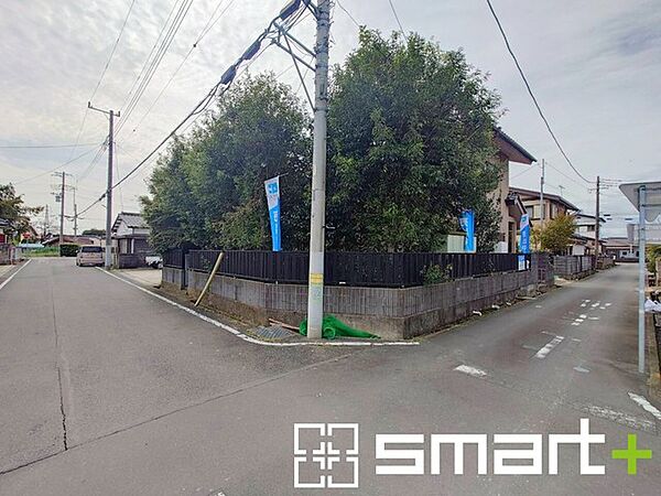 ～開放感ある角地のお住まい～ ・2方向が空く事で開放感のある角地に位置しております。 ・窮屈な感じが無く、ゆったりと暮らせるこの魅力をぜひ現地でご体感くださいませ。