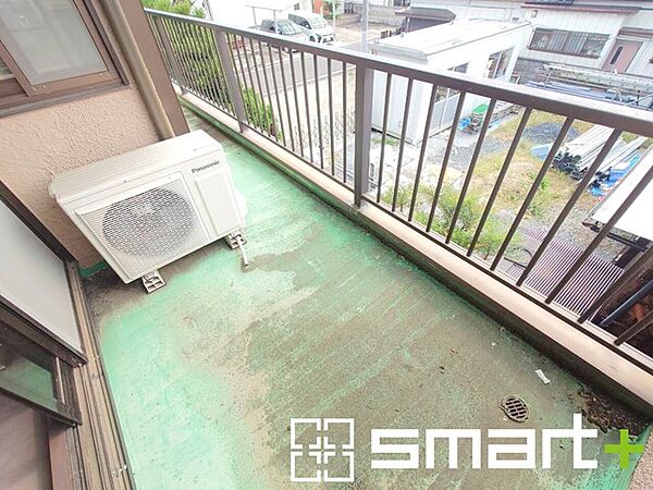 ～洗濯物も干しやすいバルコニー～ ・バルコニーには物干し竿受けが標準装備されております。 ・テラス屋根等のオプションもお気軽にご相談くださいませ。