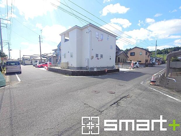 ~開放感ある角地のお住まい~ ・2方向が空く事で開放感のある角地に位置しております。 ・窮屈な感じが無く、ゆったりと暮らせるこの魅力をぜひ現地でご体感くださいませ。