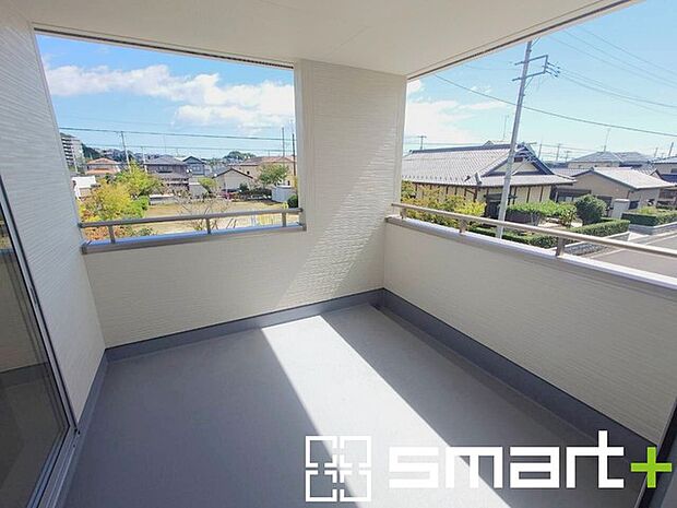 ~屋根付きのバルコニー~ ・バルコニーは屋根付きなので急な雨でも安心です。 ・奥行きもあるので洗濯物が干しやすいのも嬉しいポイントですね。