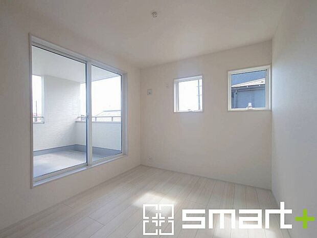 ~2面採光の明るいお部屋~ ・洋室は2面採光とする事で穏やかな陽の入る明るい空間となっております。 ・くつろぎのプライベート時間を明るい空間で穏やかにお過ごしいただけます。