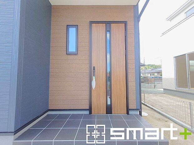 ~お住まいの顔「玄関」~ ・玄関ドアの上にはもちろん軒がございますので、雨の日でも濡れずに鍵の開閉が可能です。 ・鍵は防犯性に優れたディンプルキーを採用。