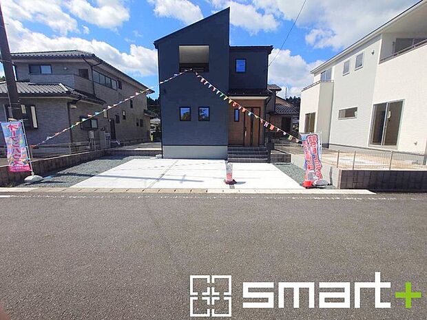 ~閑静な住宅街の立地~ ・周辺は閑静な住宅街となっておりますので、静かな暮らしをご実現いただけます。 ・前面道路の交通量も多くないので、小さなお子様がいるご家庭でもご安心ですね。