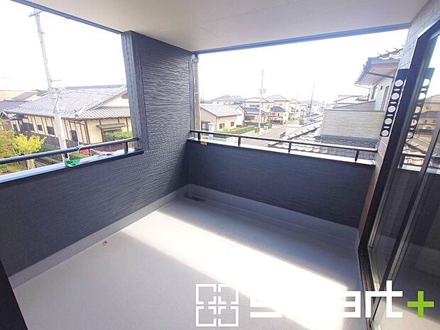 ~屋根付きのバルコニー~ ・バルコニーは屋根付きなので急な雨でも安心です。 ・奥行きもあるので洗濯物が干しやすいのも嬉しいポイントですね。