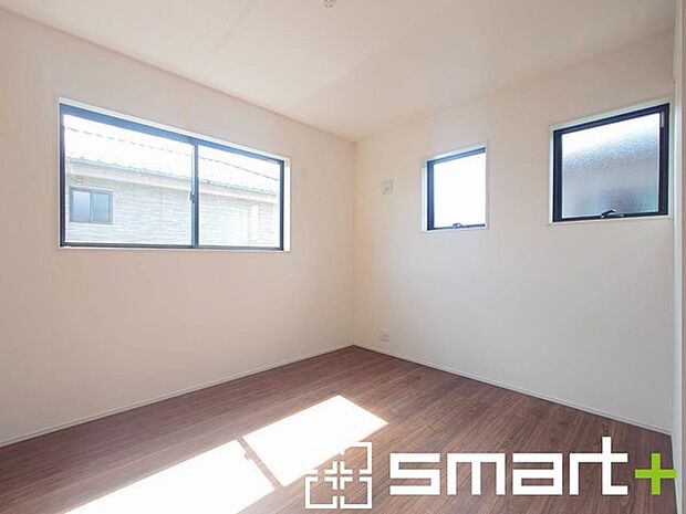 ~2面採光の明るいお部屋~ ・洋室は2面採光とする事で穏やかな陽の入る明るい空間となっております。 ・くつろぎのプライベート時間を明るい空間で穏やかにお過ごしいただけます。