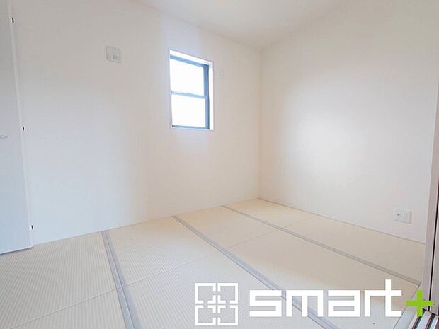 ~使い勝手の良い「和洋室」~ ・畳敷きに建具は洋風、というハイブリッド型の「和洋室」。和室と洋室の良い所を組み合わせたお部屋です。 ・やはり畳の香りは心が落ち着きますね。