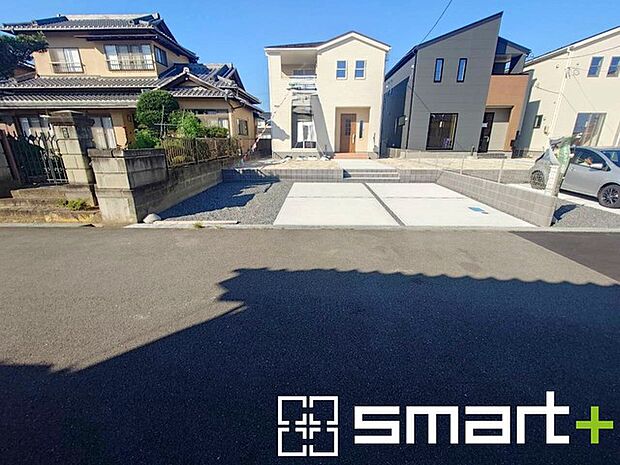 ~十分な広さのある前面道路~ ・前面道路は約6mございますので、お車でのすれ違いも楽々で余計なストレスがかかりません。 ・日々お車での移動が多い方には大切なポイントですね。