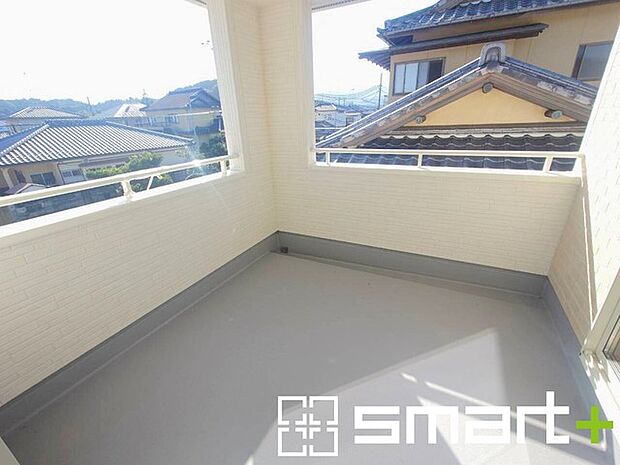 ~屋根付きのバルコニー~ ・バルコニーは屋根付きなので急な雨でも安心です。 ・奥行きもあるので洗濯物が干しやすいのも嬉しいポイントですね。