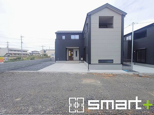 ~閑静な住宅街の立地~ ・周辺は閑静な住宅街となっておりますので、静かな暮らしをご実現いただけます。 ・前面道路の交通量も多くないので、小さなお子様がいるご家庭でもご安心ですね。