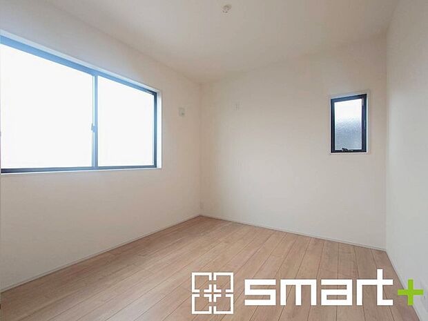 ~2面採光の明るいお部屋~ ・洋室は2面採光とする事で穏やかな陽の入る明るい空間となっております。 ・くつろぎのプライベート時間を明るい空間で穏やかにお過ごしいただけます。