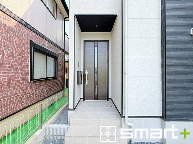 ~お住まいの顔「玄関」~ ・玄関ドアの上にはもちろん軒がございますので、雨の日でも濡れずに鍵の開閉が可能です。 ・鍵は防犯性に優れたディンプルキーを採用。