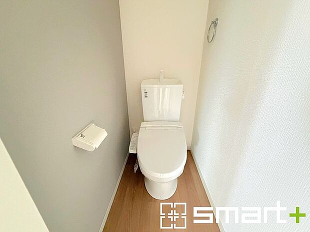 ~やはり便利なタンク式トイレ~ ・最近はタンクレストイレもございますが、タンク式の場合は停電時もお水を流すことが可能。 ・故障時なども比較的費用が安くなるなど、メリットが多くなります。
