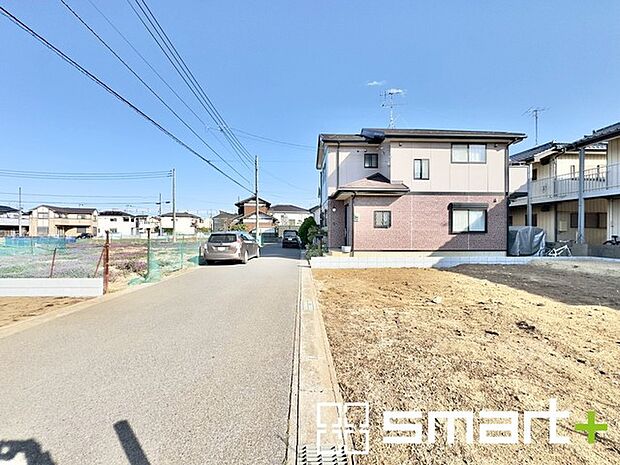 ~十分な広さのある前面道路~ ・前面道路は約5mございますので、お車でのすれ違いも可能で余計なストレスがかかりません。 ・日々お車での移動が多い方には大切なポイントですね。