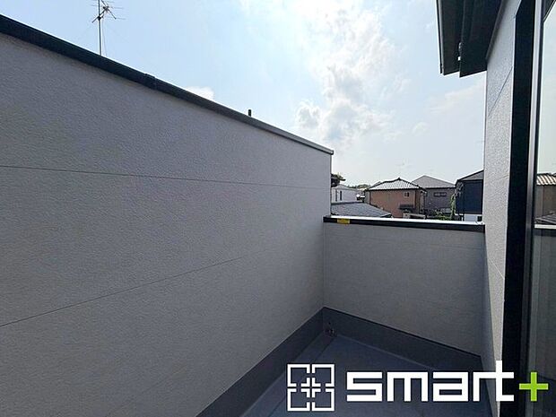 ~洗濯物も干しやすいバルコニー~ ・陽当たり良好な南側のバルコニーは2部屋から出入りができて毎日のお洗濯も快適。 ・テラス屋根等のオプションもお気軽にご相談くださいませ。