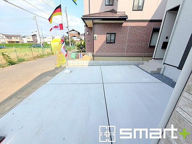 ~ゆとりあるカースペース~ ・セカンドカーや来客時にも困らないカースペース2台分は並列駐車可能でお車の出し入れもラクラク。 ・カーポートなどのオプションもお気軽にご相談くださいませ。