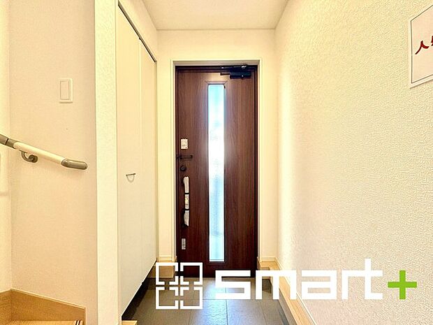 ~穏やかな陽が入る玄関~ ・玄関ドアにガラス部分を設ける事で穏やかな陽の入る玄関になります。 ・備え付けのシューズボックスはたっぷりしまえて玄関がスッキリ片付きますね。