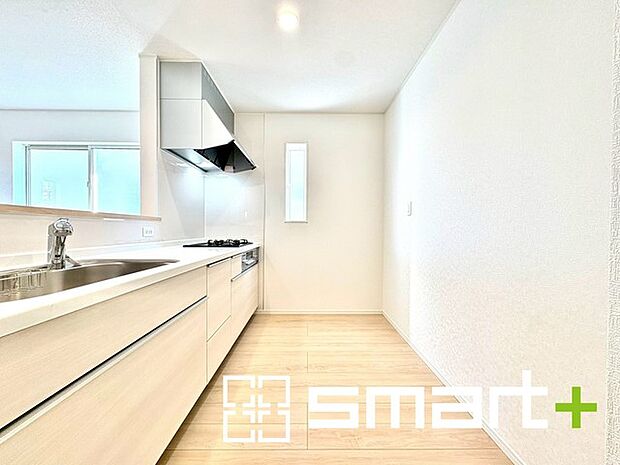 ~使い勝手の良いシステムキッチン~ ・料理がしやすい設計のキッチンでお料理もはかどりますね。 ・もちろんキッチン下部は収納になっておりますので、フライパンなども収納可能です。
