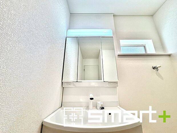 ~シャワー付き洗面台を採用~ ・洗面台の蛇口がホースで伸びシャワーとしてご利用可能。 ・朝の寝ぐせ直しなどにシャワーを使いたい時、洗面台の掃除をする際にも便利にお使いいただけますよ。