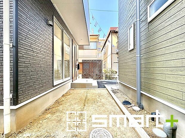 ~お庭もある余裕の敷地~ ・広々した敷地にはお庭もご用意。お庭があるだけで余裕を感じますね。 ・防草シートや人工芝の敷設などのオプションもお気軽にご相談くださいませ。
