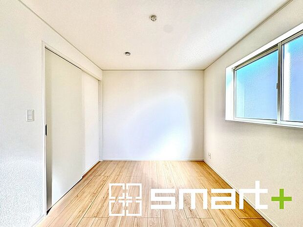 ~2面採光の明るいお部屋~ ・洋室は2面採光とする事で穏やかな陽の入る明るい空間となっております。 ・くつろぎのプライベート時間を明るい空間で穏やかにお過ごしいただけます。